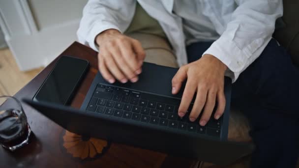 손가락 촬영에서 컴퓨터를 남자는 직장에서 패드를 노트북 메시지를 키보드 각도에서 — 비디오