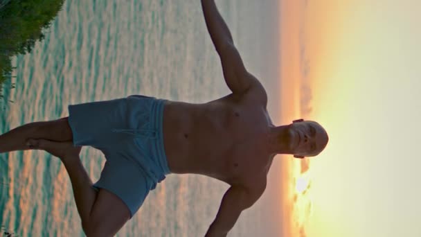 Hombre Zen Practicando Asana Hermosa Puesta Sol Vista Mar Serena — Vídeos de Stock