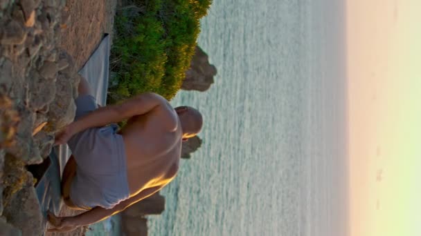 Mann Steht Kopf Yoga Asana Bei Schönem Sonnenuntergang Muskulöser Typ — Stockvideo