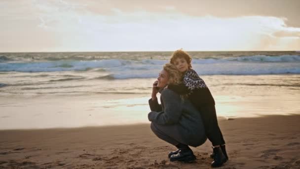 Glückliche Familie Reisewochenende Meer Aufgeregtes Kind Spricht Vater Eltern Auf — Stockvideo