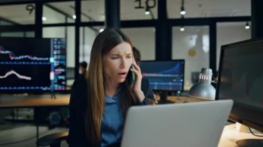 Stresli borsacı ofiste cep telefonundan konuşuyor. Üzgün bir kadın kötü haber alır. Sinirli iş kadını finans uzmanı hücre çözme sorunu. Sinirli üzgün yönetici yatırım merkezi