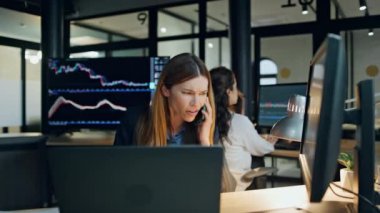 Stresli iş kadını finans şirketine çağrıldığını iddia ediyor. Sinirli tüccar cep telefonuyla konuşuyor. Başarısız anlaşma satış projesi planlama hakkında konuşuyor. Kadın yöneticinin akşam ofisindeki sorunu çözmesi üzücü.