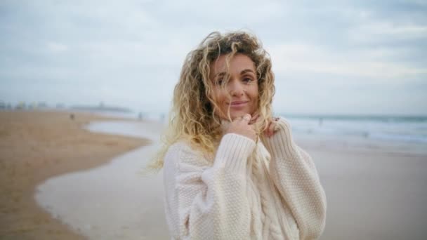 Γυναίκα Θέτει Την Παραλία Του Φθινοπώρου Ζεστό Πουλόβερ Ξανθιά Ξέγνοιαστη — Αρχείο Βίντεο
