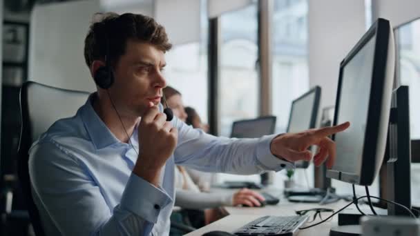 Užitečný Agent Pracující Oddělení Zákaznické Podpory Vážný Profesionál Mluví Sluchátkách — Stock video
