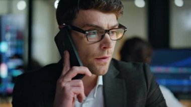 Çok ciddi bir iş adamı karanlık ofiste müşteri arıyor. Düşünceli bir yönetici, telefon görüşmelerinde borsa sorunları hakkında geç saatlere kadar çalışıyor. Meşgul profesyonel düşünce satış stratejisi