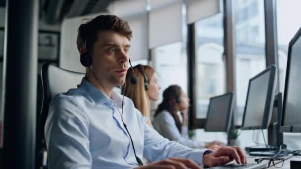Oproepcentrale Operator Praat Headset Dataruimte Vriendelijke Man Vertegenwoordiger Typen Toetsenbord — Stockvideo