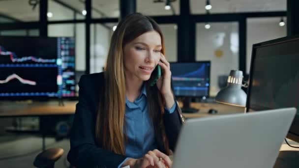 Oficina Mujer Negocios Hablando Celular Computadora Gerente Finanzas Planea Estrategia — Vídeos de Stock