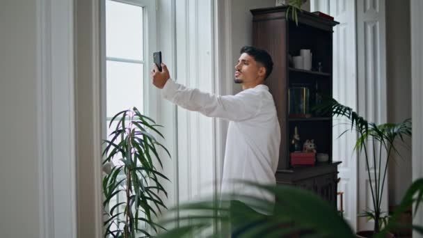 Blogueiro Alegre Gravando Vídeo Celular Casa Millennial Homem Chamando Amigo — Vídeo de Stock