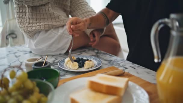 Парные Руки Едят Завтрак Кухне Крупным Планом Татуированные Пальцы Мужчины — стоковое видео
