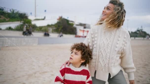 Madre Hijo Caminando Playa Primavera Amar Familia Disfrutando Fin Semana — Vídeo de stock