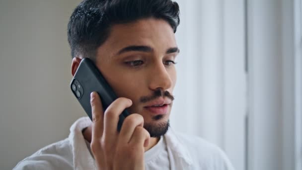 Сосредоточенный Парень Звонит Мобильный Плоский Портрет Серьезный Человек Говорит Телефону — стоковое видео