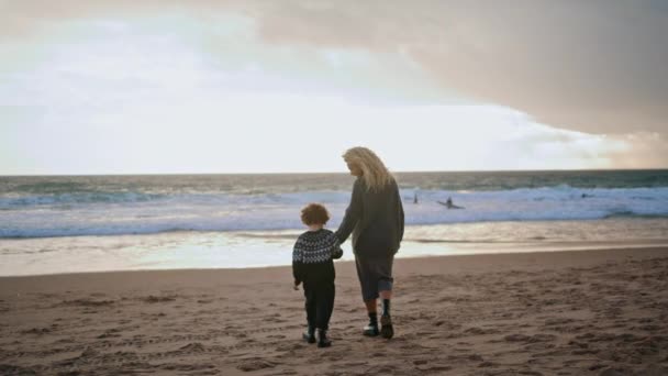 어머니 아들은 해변을 향하고 가지면 조심스럽게 해변에서 주말을 보냅니다 인지되지 — 비디오