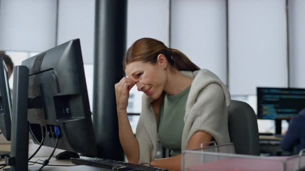 疲惫不堪的职员在办公室里操作电脑 绝大多数妇女分析销售报告的统计数字 精疲力竭的创业工程师开发人员擦拭眼睛检查问题 强调它的自由职业者搜索解决方案 — 图库视频影像