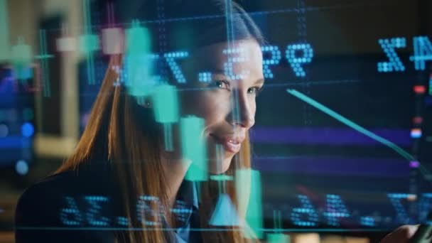 Especialista Investimentos Considerar Estratégia Financeira Holograma Bolsa Valores Sorrindo Mulher — Vídeo de Stock