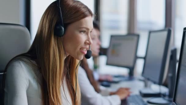 Hjälpsam Kvinna Arbetar Kontaktcenter Närbild Leende Assistent Pratar Headset Ser — Stockvideo