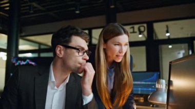 Piyasa stratejisini tartışan meslektaşlar bilgisayara bakar. Başarılı finans ekibi, koruma fonu kripto istatistiklerini birlikte analiz ediyor. Satış müdürleri iş planlama projesiyle meşguller.