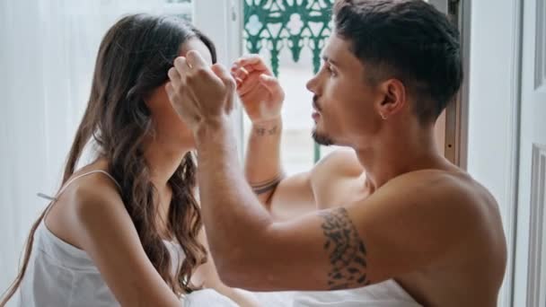 Hombre Esmaltado Alisando Cabello Mujer Habitación Ventana Pareja Sensual Disfrutando — Vídeos de Stock