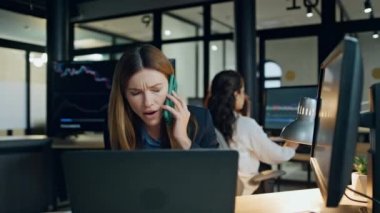 Cep telefonundan konuşan üzgün bir iş kadını. Mutsuz borsa yöneticisi kötü haber alır. Hüsrana uğramış kadın kripto tüccarı başarısız satış anlaşmasını tartışıyor. Stresli ofis çalışanı gece geç saatlere kadar çalışıyor..