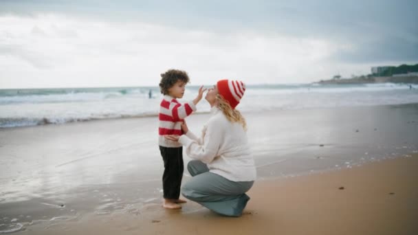 Mama Syn Odpoczywa Nad Morzem Jesienny Weekend Uroczy Chłopczyk Dotykający — Wideo stockowe
