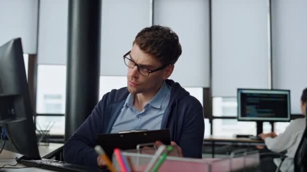 Manager Analysing Online Report Thoughtful Software Engineer Making Notes Looking — Stock Video