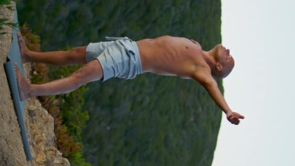 Sportler Trainieren Yogamatte Bei Grünem Bergblick Konzentrierte Mann Stretching Beim — Stockvideo