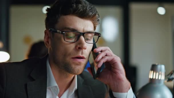 Stresli Yönetici Ofis Yatırım Istatistiklerinde Cep Telefonuyla Konuşuyor Akşam Işyerinde — Stok video