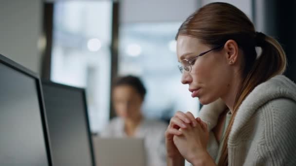 多愁善感的开发人员分析软件特写 有头脑的女人在办公室里看着电脑检查Javascript代码 重点介绍了戴眼镜检测解决方案的管理人员 创业工程师在工作 — 图库视频影像
