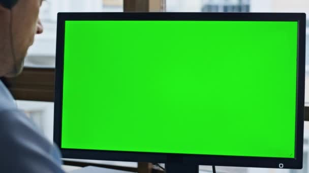 Зелёный Компьютерный Макро Центр Оператор Клиентского Сервиса Консультирует Клиента Проверяя — стоковое видео