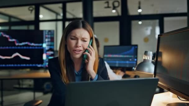 Mujer Negocios Molesto Hablar Smartphone Lugar Trabajo Nervioso Comerciante Valores — Vídeos de Stock