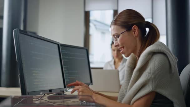 Χαμογελώντας Γυναίκα Λογισμικό Προγραμματισμού Στο Γραφείο Μηχανικός Εκκίνησης Ελέγχει Τον — Αρχείο Βίντεο