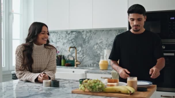 Bon Couple Cuisiner Petit Déjeuner Cuisine Jeune Couple Marié Parlant — Video