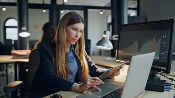 オフィスワーカーがランプライトで書類をチェックする 女性の従業員は コンピュータの問題解決を探して働く 財務アナリストビジネスウーマンウェブ企画戦略を閲覧 成功した投資専門家 — ストック動画