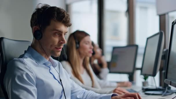 Estressado Call Center Trabalhador Falando Headset Close Especialista Homem Irritado — Vídeo de Stock