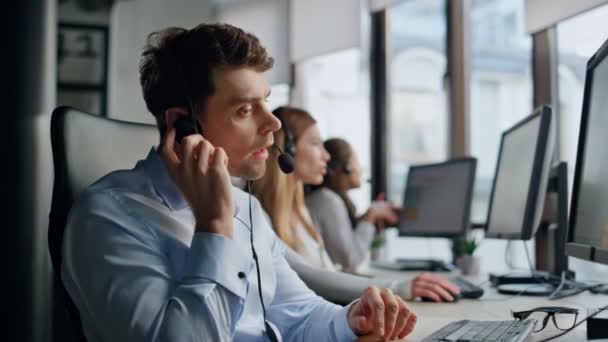 Telefonní Operátor Naslouchá Klientovi Kanceláři Přátelský Tým Pracuje Společně Zaměřil — Stock video