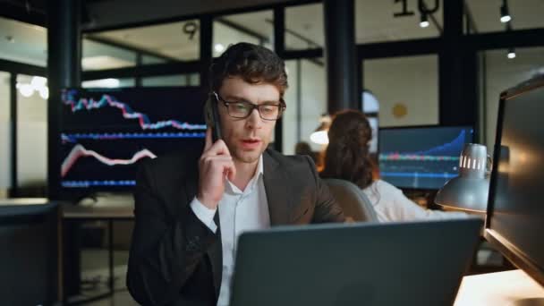 Investeringsmanager Praat Avonds Cel Succesvolle Effectenmakelaar Noemen Cliënt Bespreken Forex — Stockvideo