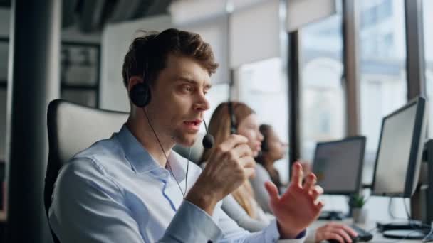 Operador Que Escucha Cliente Línea Oficina Agente Hombre Enfocado Pensar — Vídeos de Stock