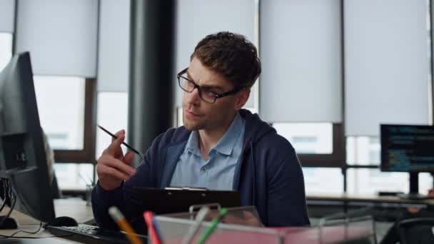 Pensive Guy Solving Code Problem Startup Inženýr Analyzující Softwarový Kód — Stock video