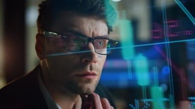 Yakından gelen adam holografik istatistikleri analiz ediyor. Düşünceli borsa simsarının karanlık işyerinde kâr stratejisi planlaması. Fütürist profesyonel yönetici veri arama yatırım fikrini hesaplıyor