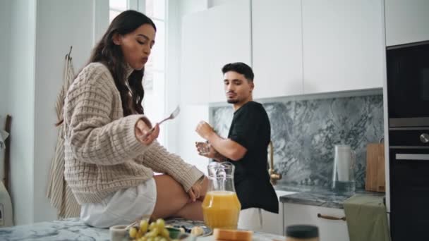 Positieve Pasgetrouwden Die Ontbijten Keuken Zorgzame Man Schenkt Sinaasappelsap Voor — Stockvideo
