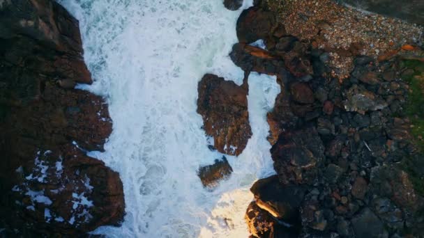 Espuma Blanca Del Océano Salpicando Sobre Rocas Costeras Oscuras Super — Vídeos de Stock