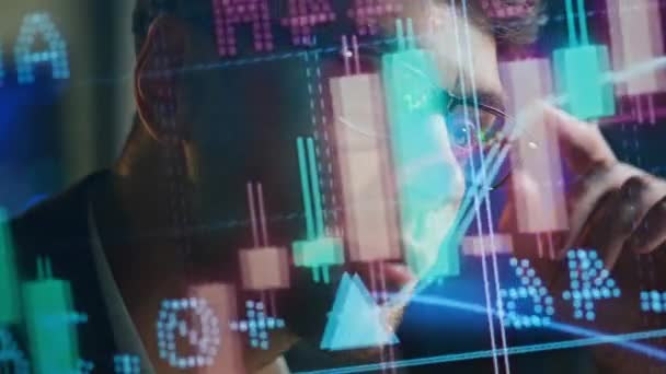 Konzentrierter Geschäftsmann Der Verkäufe Futuristischen Investment Hologramm Nahaufnahmen Analysiert Nachdenklicher — Stockvideo