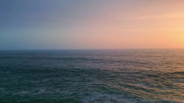 夏のトワイライトで美しい落ち着いた海の景色 深い暗い海が夜の曇った空の下を超遅い動きで振っている 日没の光で発泡する海の波 冷静さのコンセプト — ストック動画