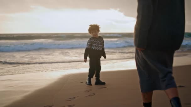 Мать Ребенок Ходит Песчаному Пляжу Оставляя Следы Закате Радостная Семья — стоковое видео