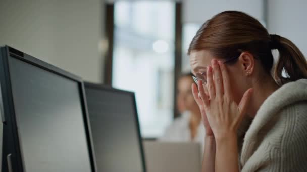 Продуманное Решение Стресс Женщина Программирует Анализировать Код Офисе Специалист Проверке — стоковое видео