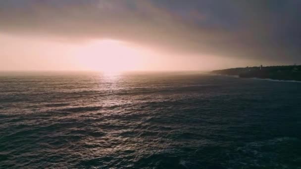 Flygfoto Fantastisk Ocean Solnedgång Över Krusning Vattenytan Orange Sol Inställning — Stockvideo