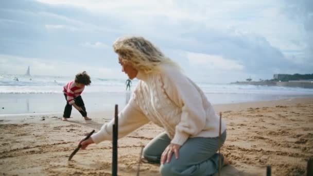 Famiglia Che Scrive Sabbia Spiaggia Insieme Creativo Figlio Madre Riposo — Video Stock
