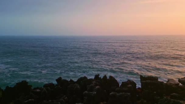 Spokojny Wieczorny Krajobraz Morski Spokojnym Szarym Niekończącym Się Oceanem Pod — Wideo stockowe
