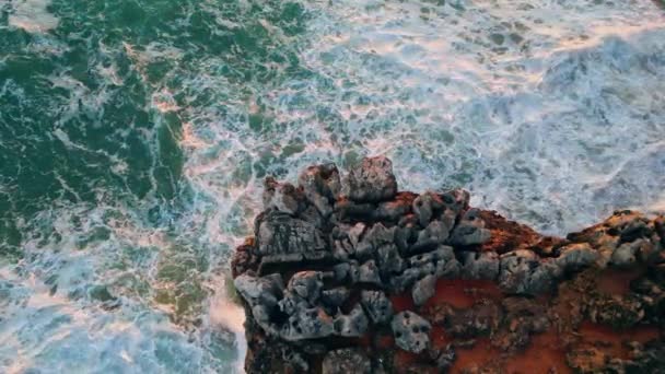 Espuma Agua Mar Tormentosa Salpicando Burbujeando Costa Rocosa Volcánica Super — Vídeos de Stock