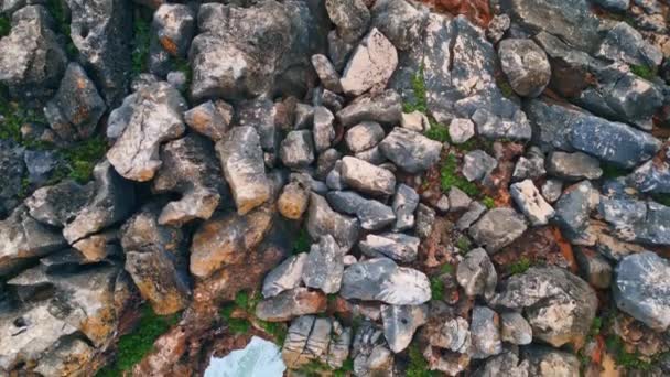 Drone Vista Costa Piedra Lavado Por Agua Del Océano Tormentoso — Vídeos de Stock