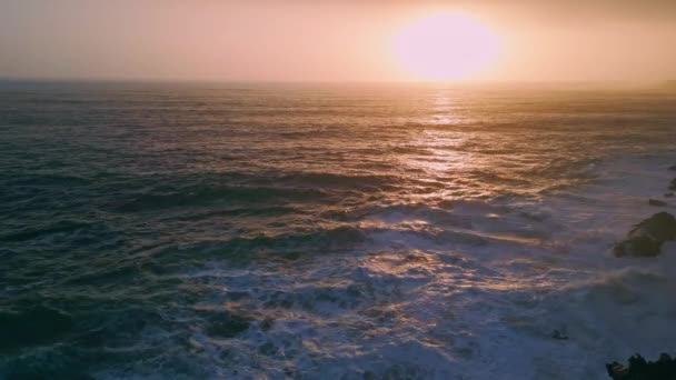 Sonnenuntergang Reflektiert Meerwasser Einem Schönen Sommerabend Luftaufnahme Goldener Sonnenuntergangshimmel Über — Stockvideo